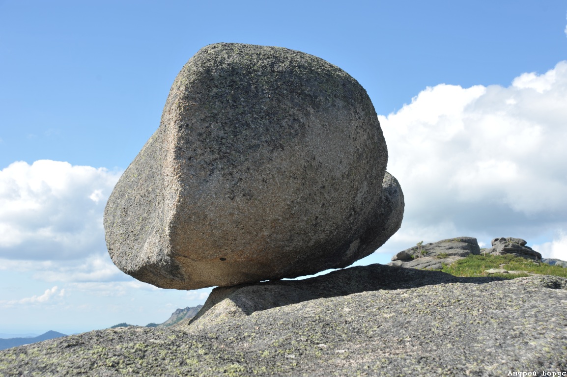 Stone huge. Валун «Гомсин камень». Балансирующие камни чирикауа. 600 Тонный висячий камень. Каменные сейды Хакасии.